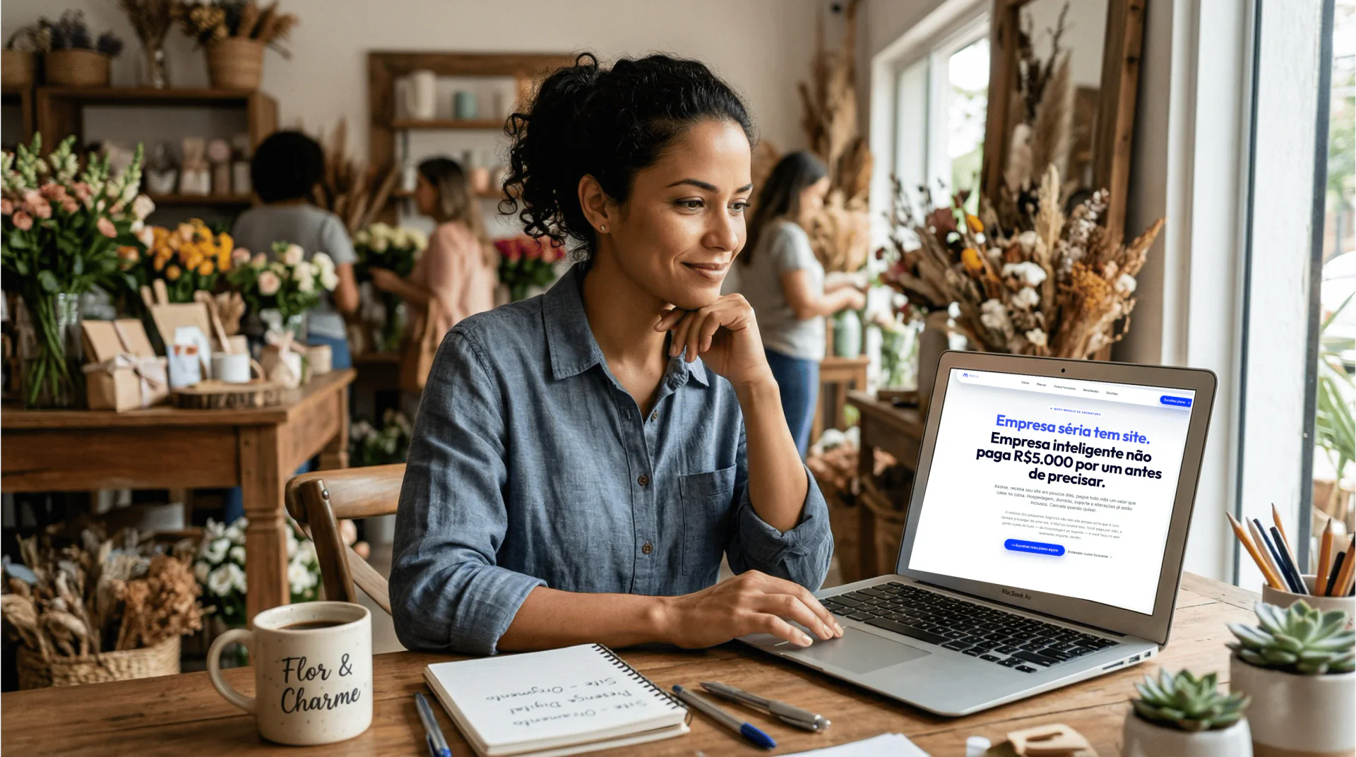 Pequena empresária analisando plano de site por assinatura no notebook
